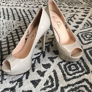 Marc Fisher nude peep toe heels Sz7